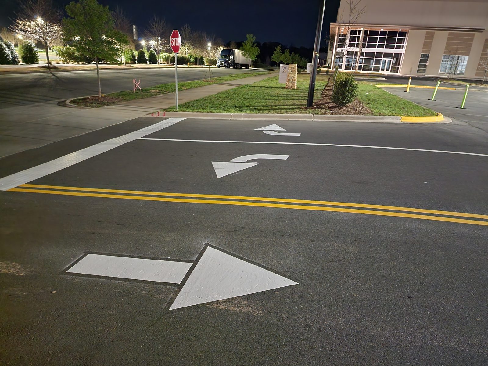 Amazon Charlotte turn arrows and yellow lines